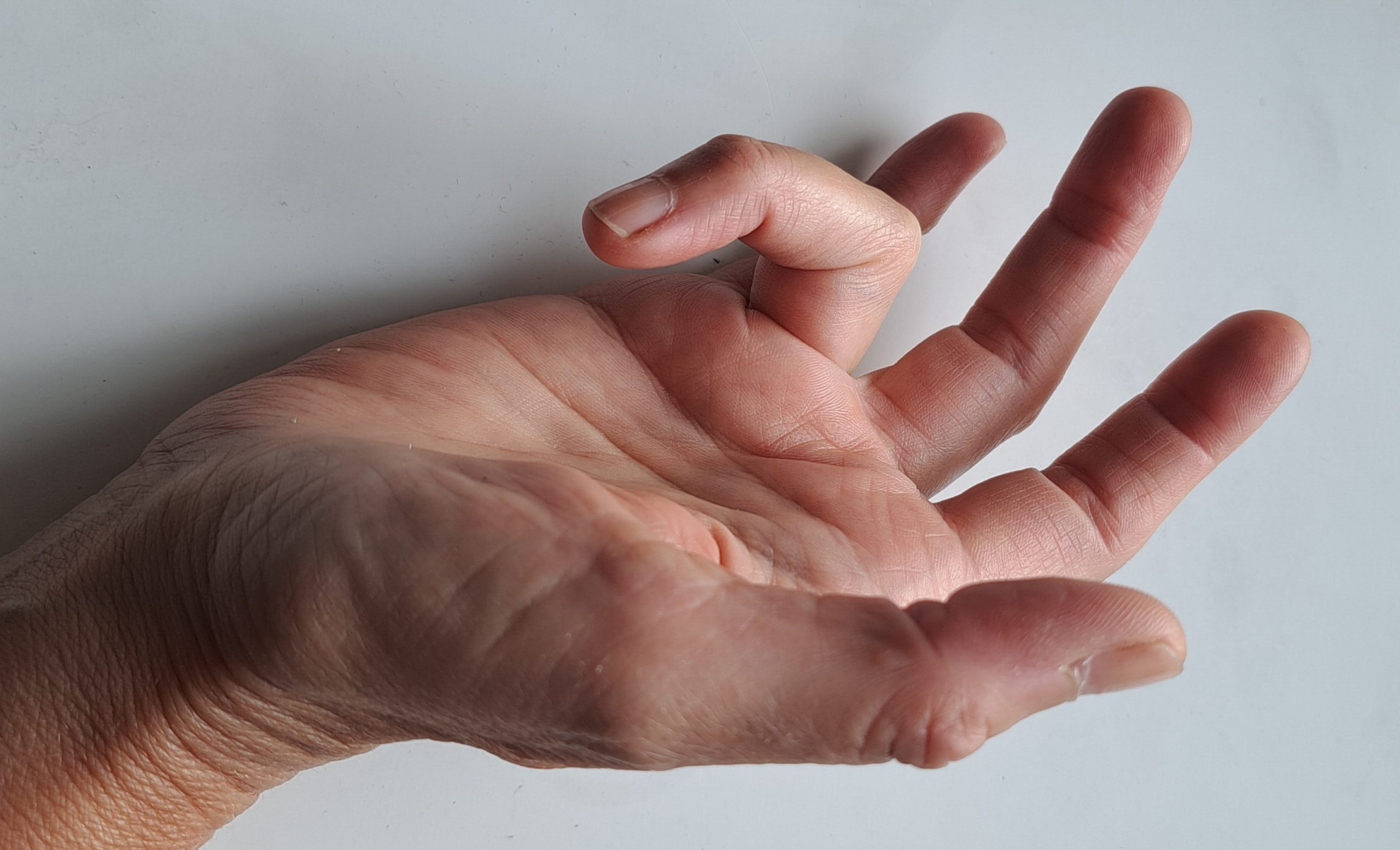 Hand mit gebeugtem Finger bei schnellendem Finger